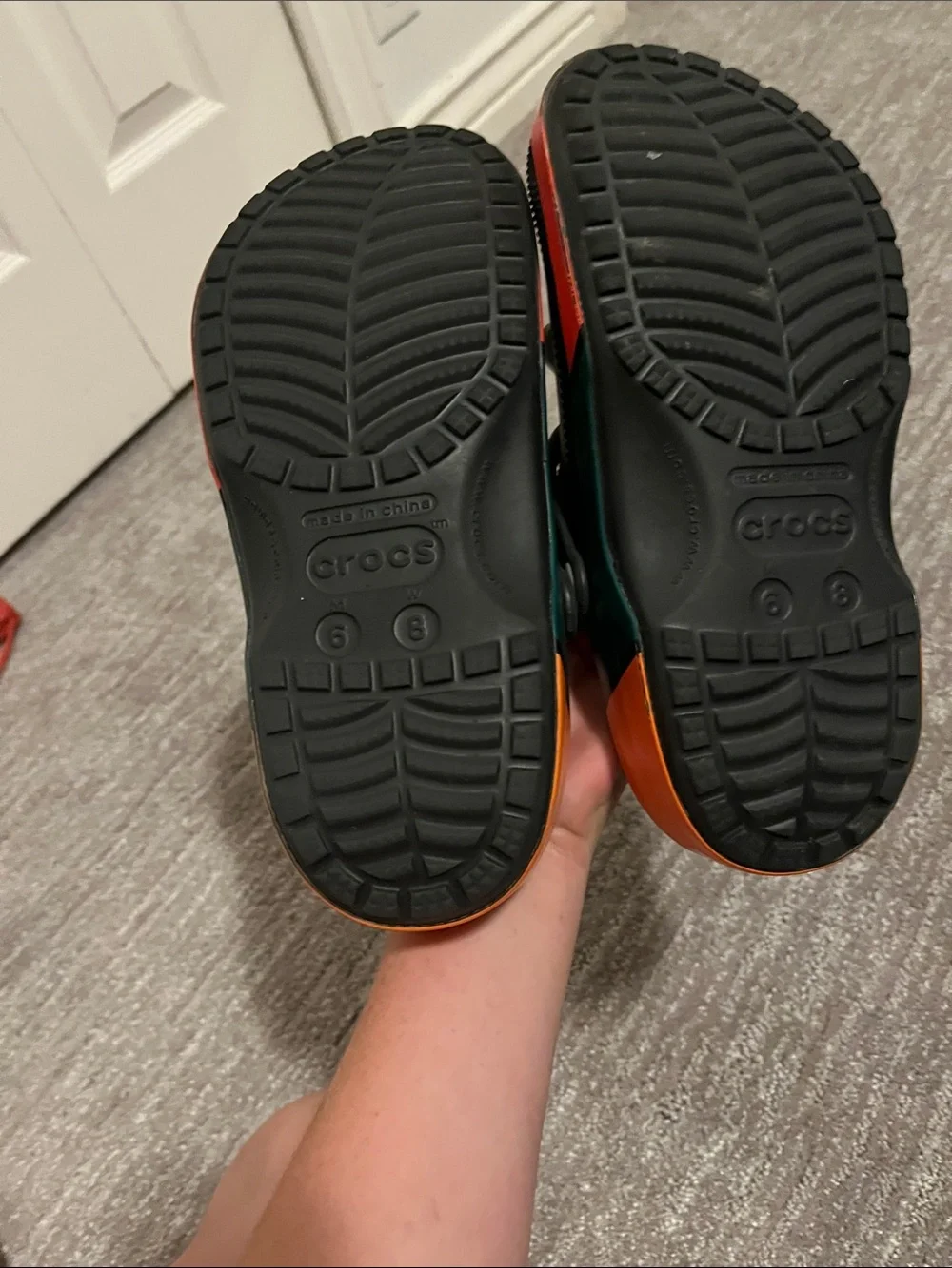 7-eleven CROCS men/woman size 6 men 8 woman Black crocs  with Food Charms